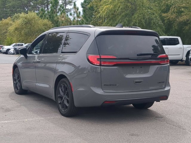 Used 2025 Chrysler Pacifica Limited FWD image 8