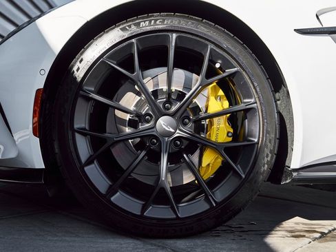 Used 2025 Aston Martin V8 Vantage Coupe image 3