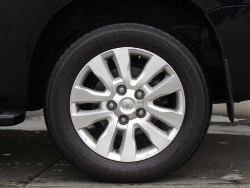 Used 2021 Toyota Sequoia Platinum AWD/4WD image 10