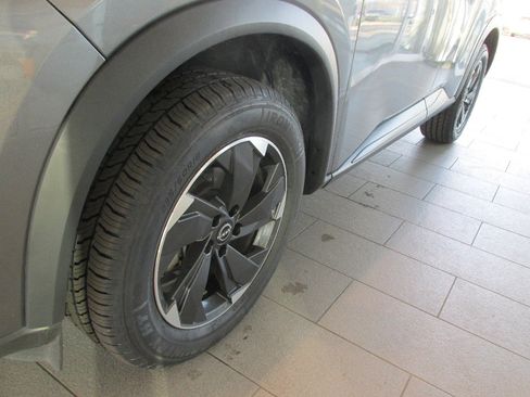 Used 2024 Nissan Rogue SV image 14