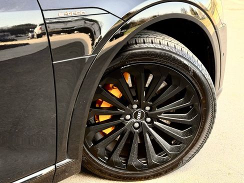 Used 2019 Audi e-tron Prestige image 6