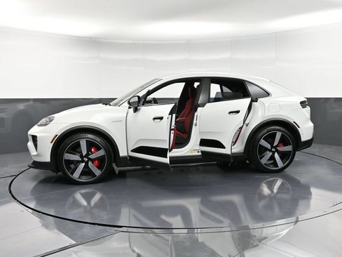 Certified 2025 Porsche Macan 4S Electric AWD/4WD image 39