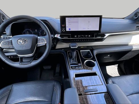 Used 2025 Toyota Sienna Platinum AWD/4WD image 15