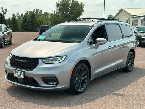 Used 2021 Chrysler Pacifica Limited w/ S Appearance Package AWD/4WD image 4