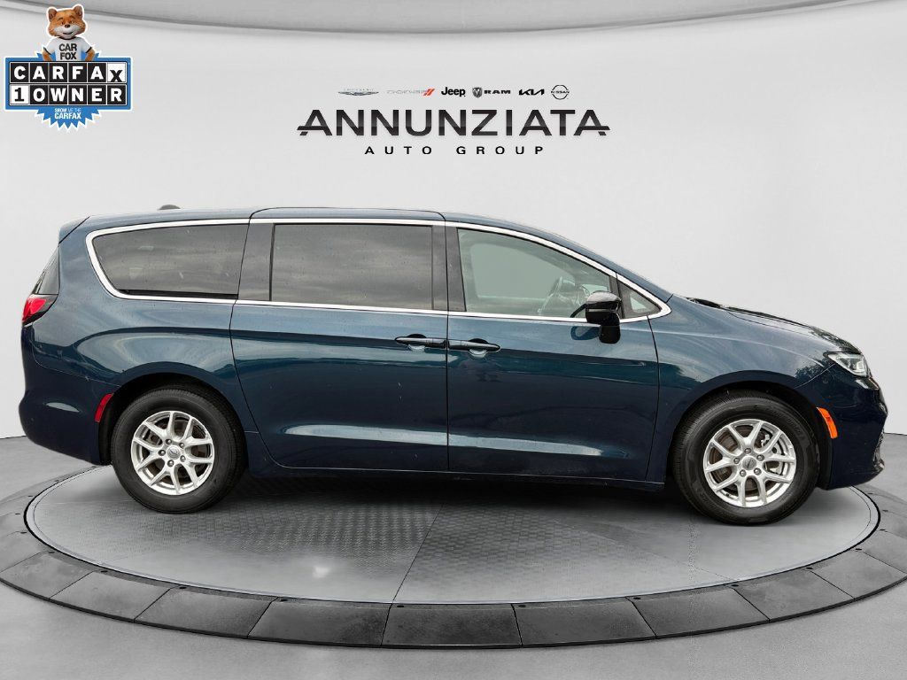 Used 2025 Chrysler Pacifica Select FWD image 6