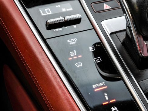 Used 2018 Porsche Panamera image 24