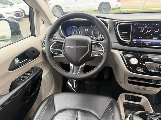 Used 2024 Chrysler Pacifica Touring-L FWD image 30