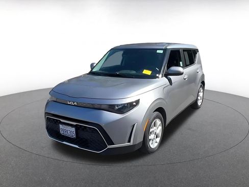 Used 2025 Kia Soul LX w/ LX Technology Package FWD image 7