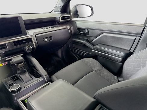 Certified 2025 Toyota Tacoma SR5 AWD/4WD image 22