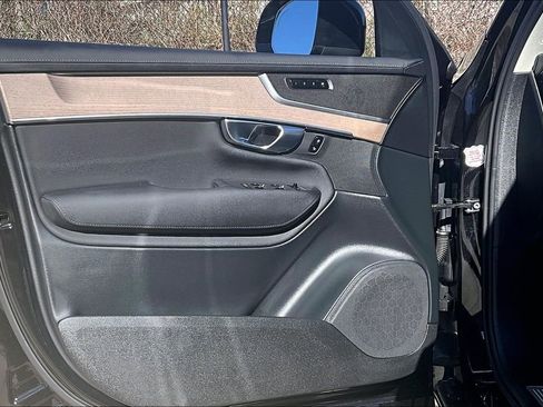 Used 2025 Volvo XC90 B6 Plus image 24