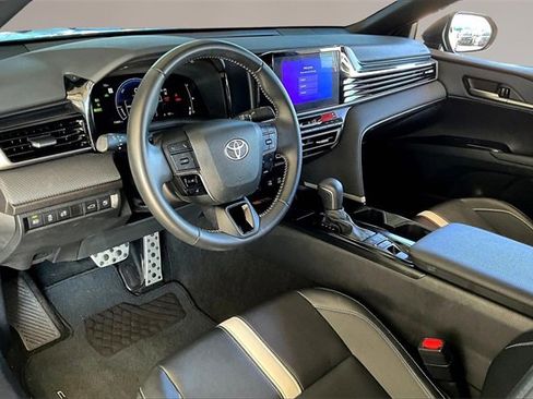 Used 2025 Toyota Camry SE image 14