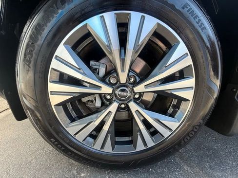 Used 2023 Nissan Rogue SV image 9