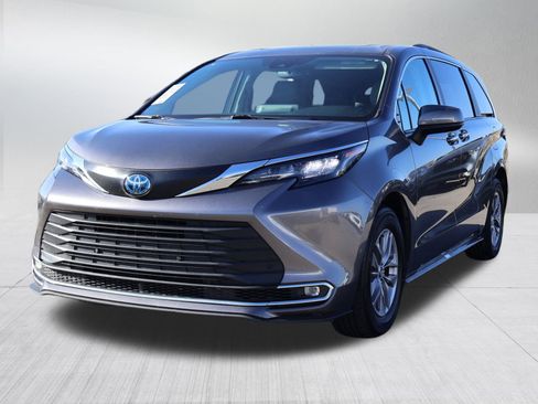 Used 2024 Toyota Sienna XLE image 3