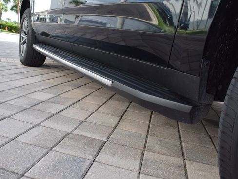 Used 2022 Chevrolet Suburban LT RWD image 29
