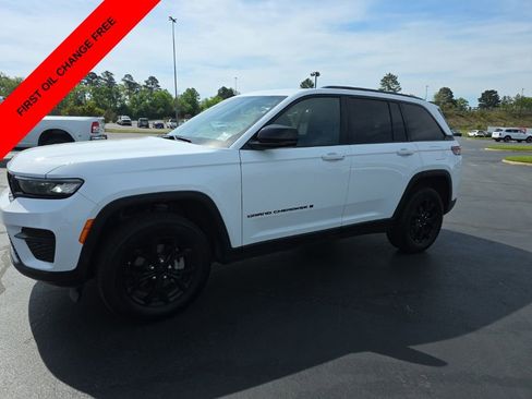 Used 2025 Jeep Grand Cherokee Altitude image 2