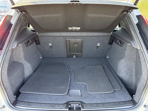 Used 2024 Volvo XC40 B5 Core image 21