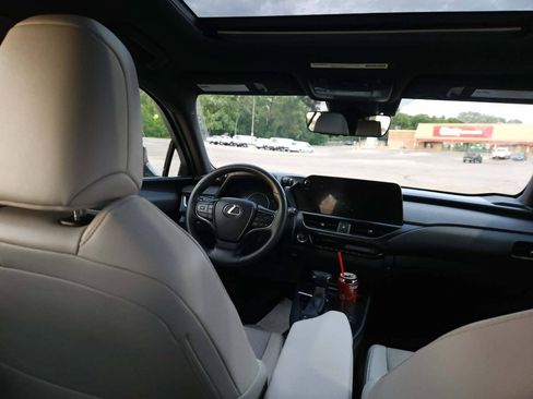 Used 2024 Lexus UX 250h AWD w/ Premium Package image 19