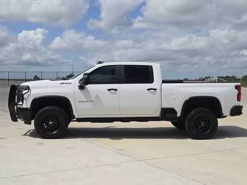 Used 2024 Chevrolet Silverado 2500 ZR2 w/ Technology Package AWD/4WD image 5