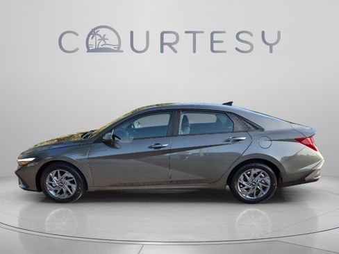 Used 2024 Hyundai Elantra SEL FWD image 2