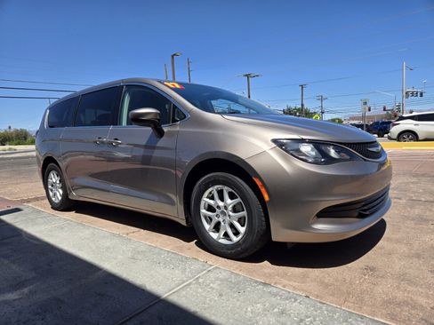 Used 2017 Chrysler Pacifica Touring FWD image 4