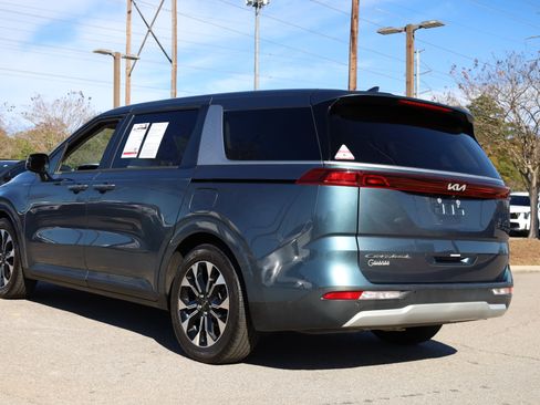 Used 2022 Kia Carnival EX image 3