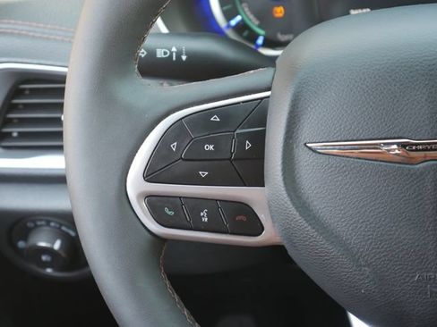 Used 2025 Chrysler Pacifica Pinnacle FWD image 19