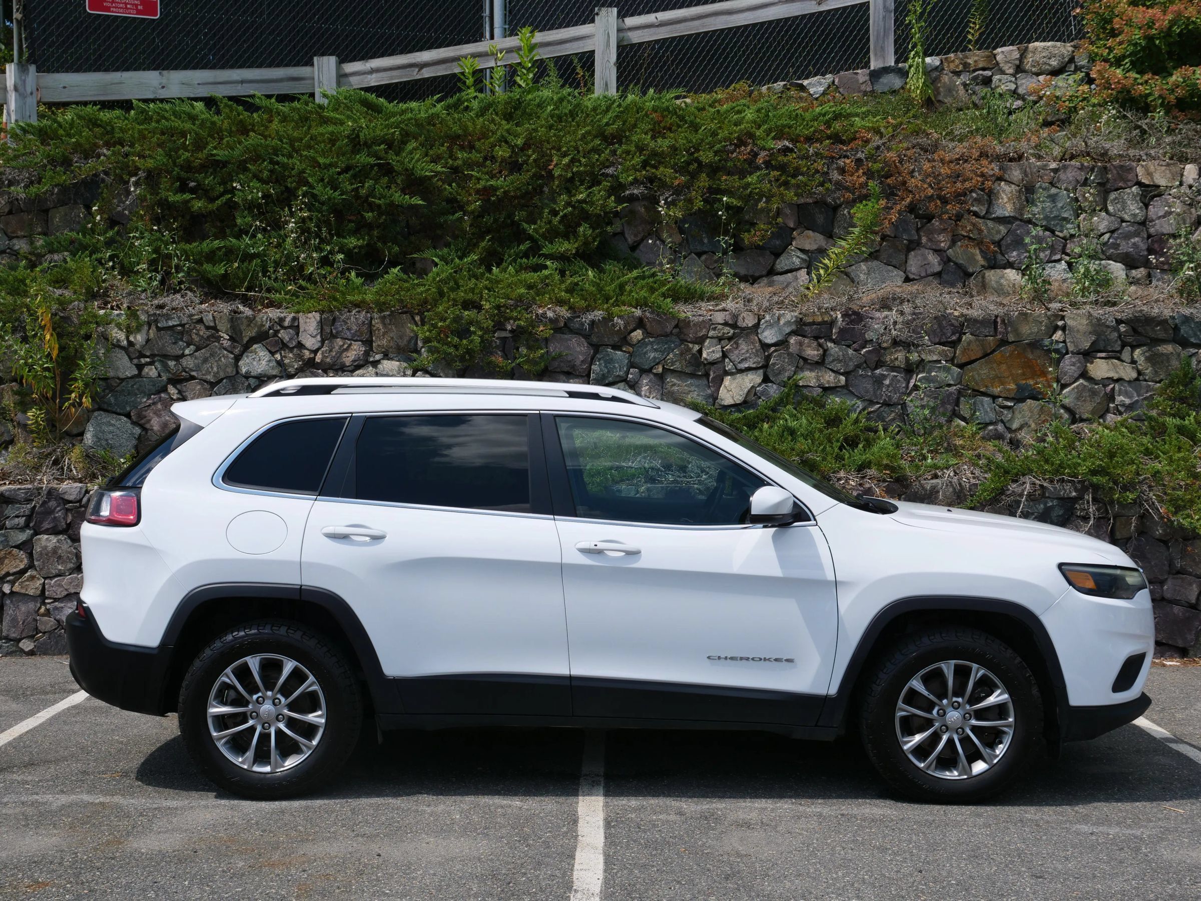 Used 2021 Jeep Cherokee Latitude Plus w/ Mopar Interior Package AWD/4WD image 9