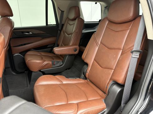 Used 2018 Cadillac Escalade Luxury image 13