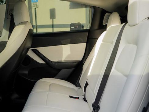 Used 2021 Tesla Model Y Long Range image 17