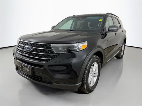Used 2023 Ford Explorer XLT image 3