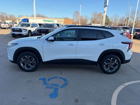 Certified 2025 Chevrolet Trax LT w/ LT Convenience Package image 3