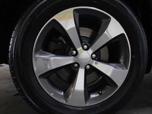 Used 2019 Jeep Cherokee Limited AWD/4WD image 35