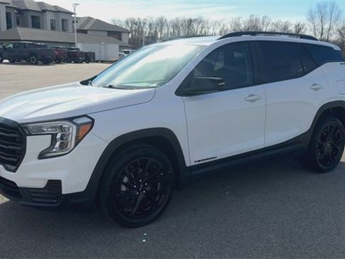 Used 2023 GMC Terrain SLE w/ Elevation Edition image 4