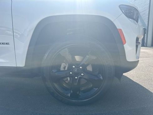 Used 2024 Jeep Grand Cherokee Altitude AWD/4WD image 12