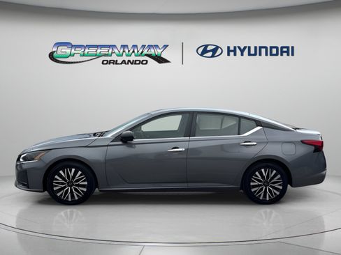 Used 2024 Nissan Altima 2.5 SV FWD image 2