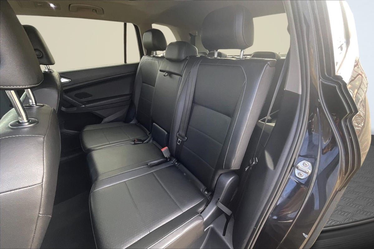Used 2018 Volkswagen Tiguan SE w/ Panoramic Sunroof Package FWD image 26