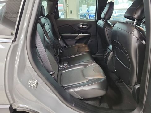 Used 2019 Jeep Cherokee Limited w/ Luxury Group image 15