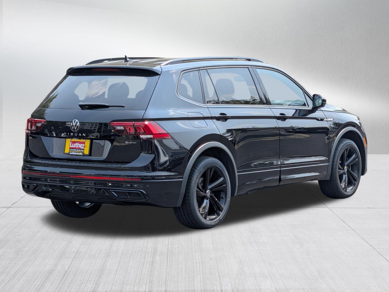 Used 2024 Volkswagen Tiguan SE R-Line AWD/4WD image 8