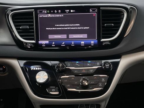 Used 2023 Chrysler Pacifica Touring-L image 17