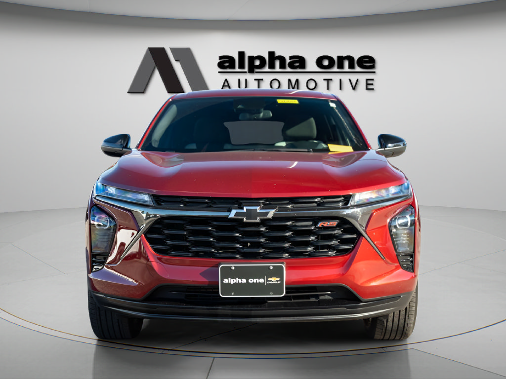 Used 2025 Chevrolet Trax RS FWD image 2