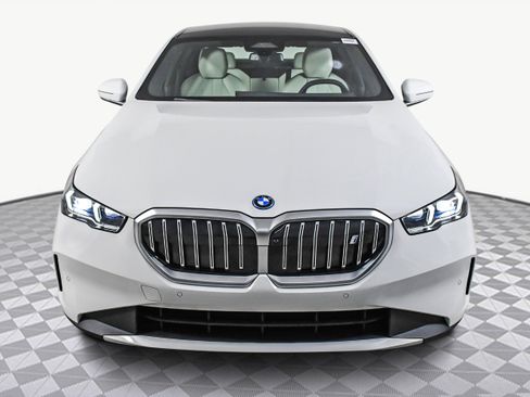 Used 2025 BMW i5 eDrive40i w/ Executive Package image 2