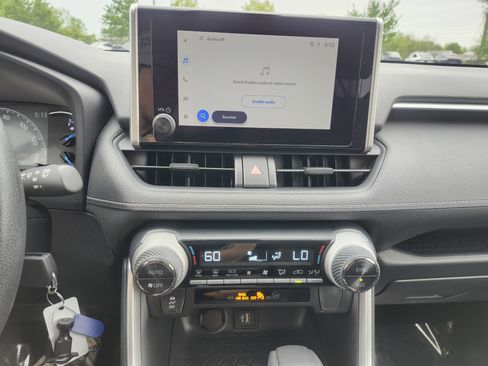 Used 2025 Toyota RAV4 LE AWD/4WD image 28