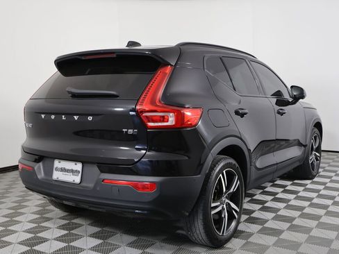 Used 2022 Volvo XC40 T5 R-Design image 2