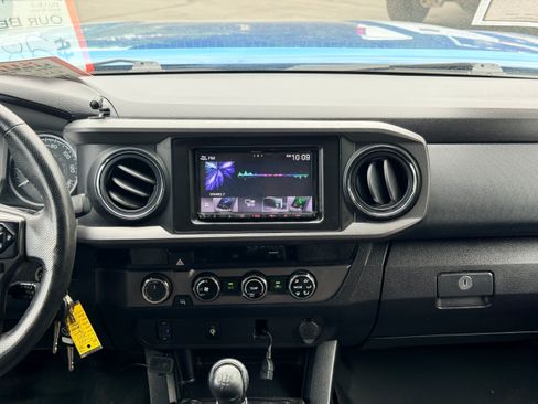 Used 2017 Toyota Tacoma TRD Off-Road w/ Tow Package AWD/4WD image 17