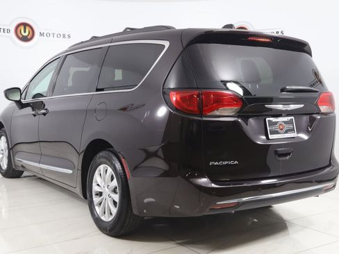 Used 2017 Chrysler Pacifica Touring-L image 4