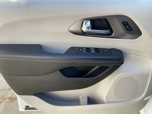 Used 2024 Chrysler Pacifica Touring-L image 10