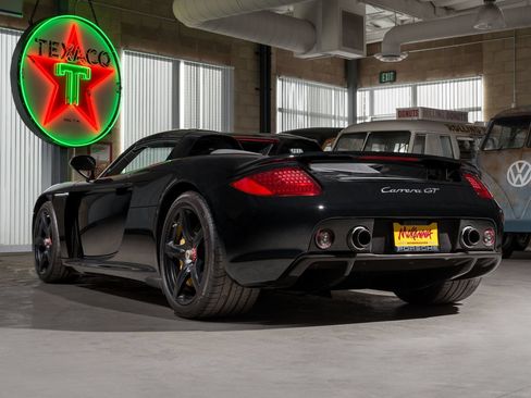 Used 2005 Porsche Carrera GT RWD image 3