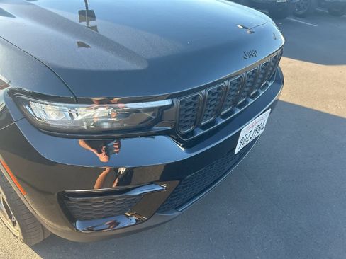 Used 2023 Jeep Grand Cherokee Limited w/ Black Appearance Package image 38