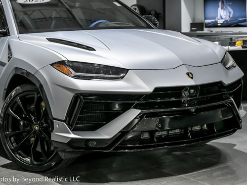 Used 2023 Lamborghini Urus S image 2