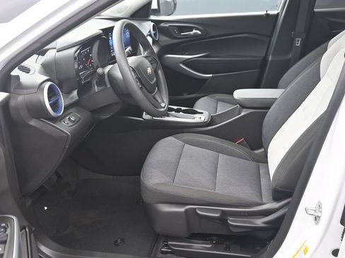 Certified 2025 Chevrolet Trax LS w/ LS Convenience Package FWD image 10